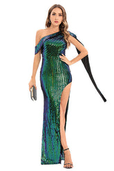 Vestido de noche verde con un hombro al descubierto y abertura alta